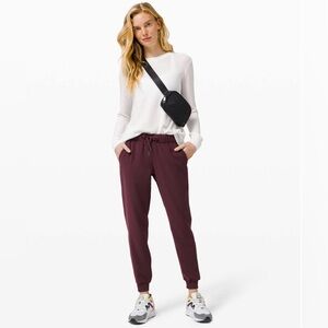 Lululemon On The Fly Jogger Woven Cassis Size 10